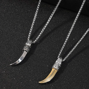 Collier pendentif dent de loup gothique vintage en métal argenté et résine blanche