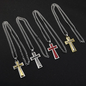 Colliers avec pendentif croix bicolore pour hommes en quatre variantes sur fond noir