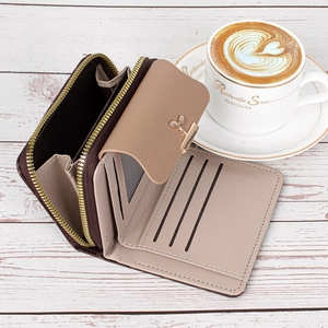 Détail du porte-cartes multi-emplacements et de la poche monnaie zippée double du portefeuille