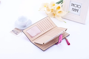 Détail intérieur du portefeuille long pour femme montrant fentes cartes et poche zippée