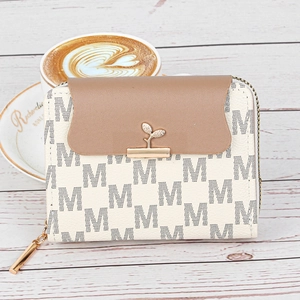 Détail du portefeuille monogramme compact bicolore beige et marron avec bouton doré