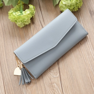 Lange hellblaue Brieftasche mit Litschimaserung, Herzanhänger und Lederquaste