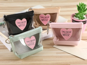 Quatre porte-monnaie transparents en forme de cœur avec porte-clés en couleurs pastel