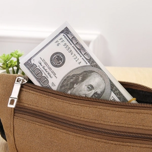 Détail du sac banane de course en toile marron avec fermetures éclair et billets de banque