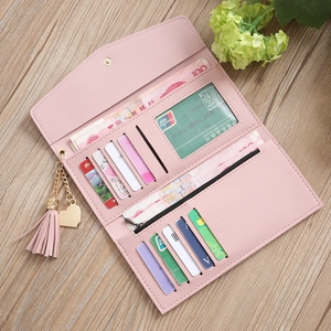 Details zur rosa Geldbörse mit Litschimuster, Kartenfächern und Herz-Anhänger