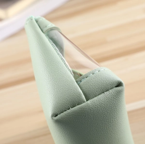 Détail du portefeuille en cuir grainé vert menthe avec fenêtre PVC et surpiqûres