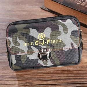 Sacoche ceinture homme en toile camouflage avec boucle en métal sur bureau en bois