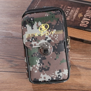 Détail de la pochette tactique camouflage avec boucle en métal sur fond en bois