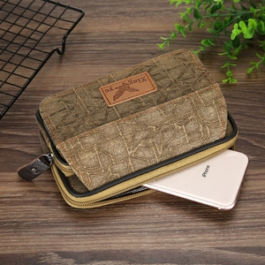 Nahaufnahme der wasserdichten Canvas Gürteltasche mit Reißverschlüssen und Vintage Adler Patch