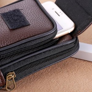 Detailansicht der braunen Gürteltasche mit Litschi-Maserung und zwei Reißverschlussfächern