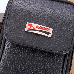 Nahaufnahme der schwarzen Handytasche aus Leder mit Litschi-Maserung und Sport-Metalllogo