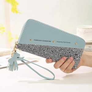 Detailansicht der langen Damen-Brieftasche mit hellblauem Glitzer und Quasten-Anhänger