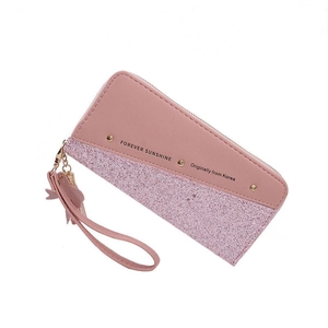 Detailansicht der rosa langen Geldbörse mit Glitzer-Patchwork, Goldnieten und Schlaufe
