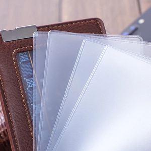 Détail des fentes en PVC transparent et du porte-cartes en cuir à grain lychee