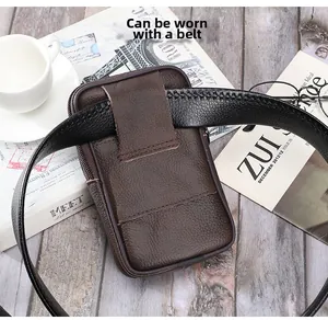 Détail du passant de ceinture sur une pochette homme en cuir marron grainé