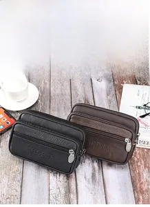 Détail macro d'une sacoche de ceinture en cuir avec plusieurs compartiments zippés