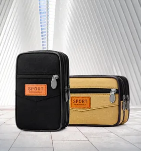 Détail de la pochette de ceinture en toile avec zips multicouches et logo SPORT brodé