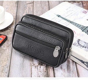 Détail de la sacoche de ceinture en cuir noir avec trois compartiments zippés