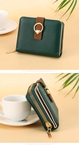 Détail du portefeuille court vert vintage avec breloque cœur et zip doré élégant