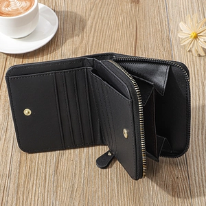 Détails d'un portefeuille noir en cuir matelassé avec fentes pour cartes et zip doré