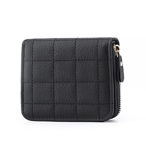 Petit portefeuille noir matelassé pour femme avec surpiqûres et zip doré élégant