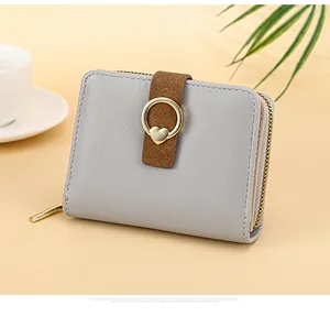 Détail du portefeuille court en cuir PU taupe avec pendentif cœur et fermeture éclair