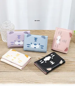 Collection de cinq mini portefeuilles tigre mignons en couleurs pastel sur bois