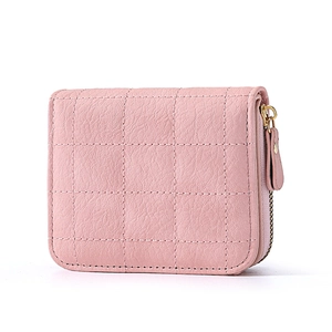 Gros plan du mini portefeuille rose matelassé avec fermeture en L et texture cuir grainé