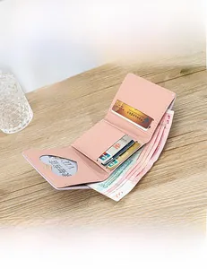 Vue détaillée du portefeuille à trois volets en cuir PU avec plusieurs fentes pour cartes et fenêtre ID