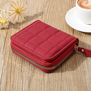 Détail du mini portefeuille rouge en cuir PU matelassé avec fermeture éclair dorée