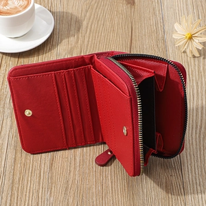 Détail du mini portefeuille rouge matelassé montrant les fentes pour cartes et le zip