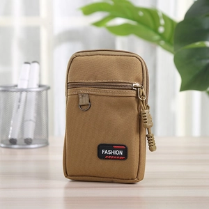 Dettaglio del marsupio in tessuto Oxford kaki con cerniere resistenti ed etichetta moda