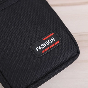 Dettaglio del tessuto Oxford nero impermeabile con logo FASHION a lettere bianche
