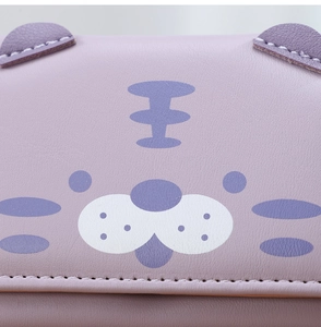 Gros plan du portefeuille chat violet avec texture cuir et coutures blanches détaillées