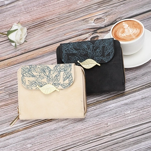 Short foldover women's wallet with leaf print, matte leather and metal leaf buckle