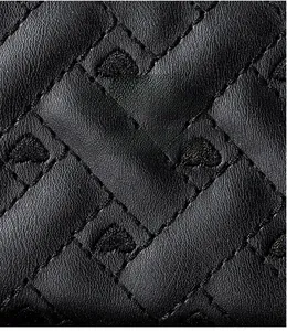 Detail aus schwarzem Kunstleder mit Herzprägung und strukturierter Litschi-Maserung