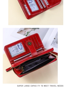 Détail du portefeuille RFID rouge montrant les fentes pour cartes et la fermeture éclair
