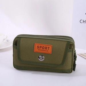 Détail de la pochette tactique vert olive avec boucle en métal et texture en nylon