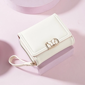 Détail du petit portefeuille en cuir PU ivoire avec fermoir papillon doré et lanière