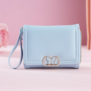 Détail du portefeuille en cuir PU bleu clair avec fermoir papillon doré et dragonne