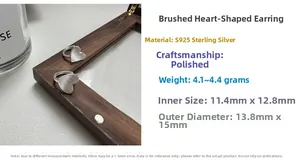 Détail des boucles d'oreilles cœur brossé en argent S925 avec spécifications