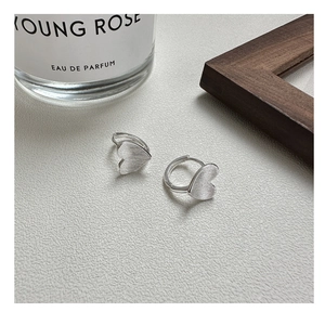 Vue détaillée des boucles d'oreilles cœur en argent 925 avec finition brossée mate