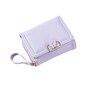 Petit portefeuille lavande pour femme avec fermoir papillon doré et dragonne zippée