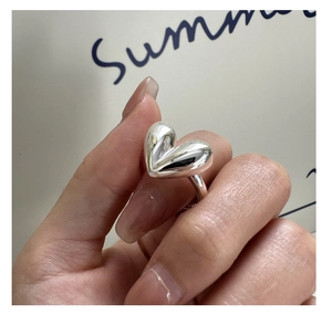 Detail view of a minimalist S925 sterling silver heart-shaped ring with a polished finish