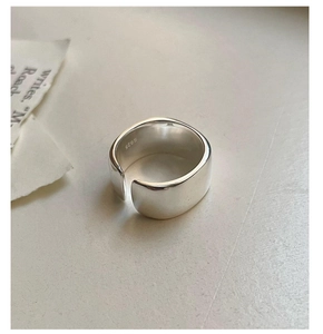 Detailed macro view of S925 sterling silver ring showing mirror polished finish and hallmark