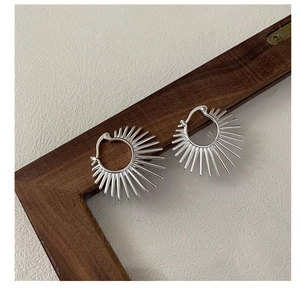 Gros plan de boucles d'oreilles en argent S925 en forme d'éventail au design géométrique
