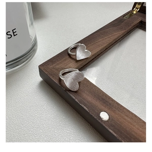Vue détaillée de boucles d'oreilles cœur en argent S925 avec texture brossée mate