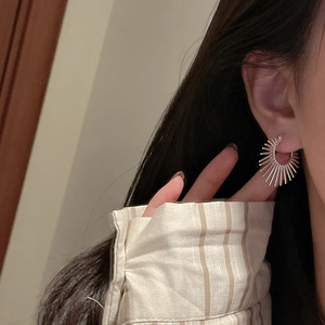Boucles d'oreilles créoles géométriques en argent S925 avec design soleil radiant