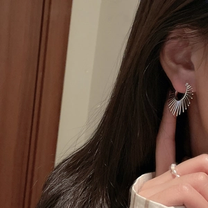 Boucles d'oreilles créoles géométriques en argent S925 style éventail portées par le modèle
