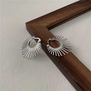 Boucles d'oreilles en argent 925 géométriques avec un design en éventail texturé